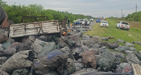 Volcó un camión con carbón y quedó totalmente cortada la ruta 16