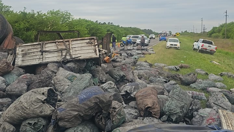 Volcó un camión con carbón y quedó totalmente cortada la ruta 16