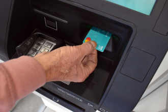 Fecha confirmada: los estatales chaqueños cobran los sueldos de septiembre el 1 y 2 de octubre