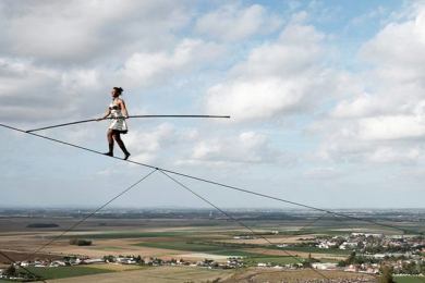 Una equilibrista atravesó 400 metros sobre un cable a 100 metros de altura 