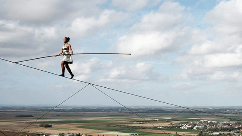 Una equilibrista atravesó 400 metros sobre un cable a 100 metros de altura 