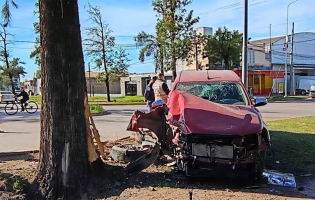 La "Toretto chaqueña" terminó contra un pino y quedó detenida tras un choque