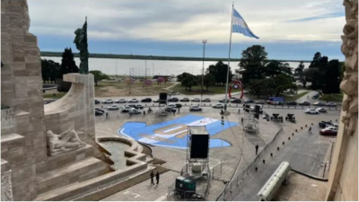 Rosario le dice "Gracias" a Messi con una camiseta gigante