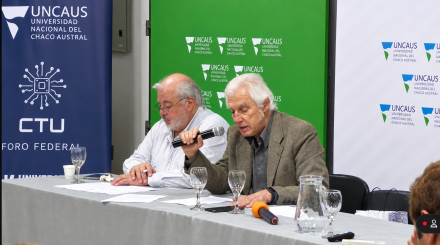 Panel académico de UNCAUS con conferencistas mayores