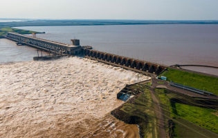 Abrieron las compuertas de Yacyretá y subió el nivel del río Paraná