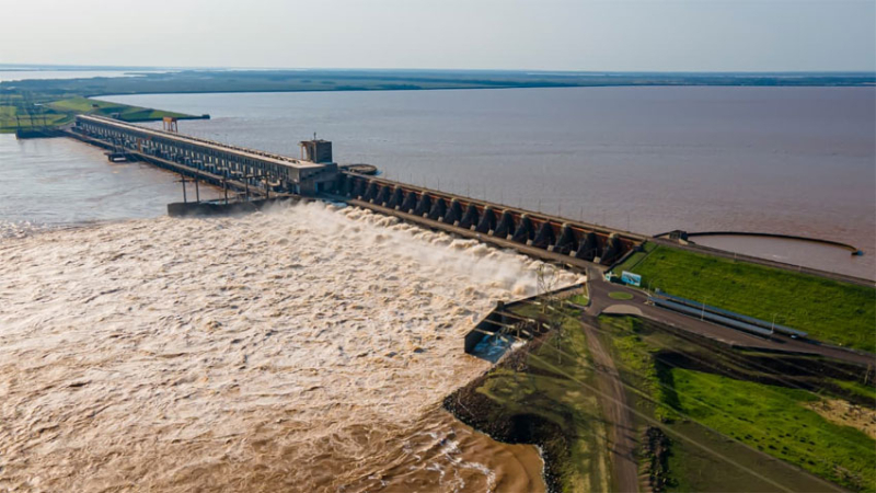 Abrieron las compuertas de Yacyretá y subió el nivel del río Paraná