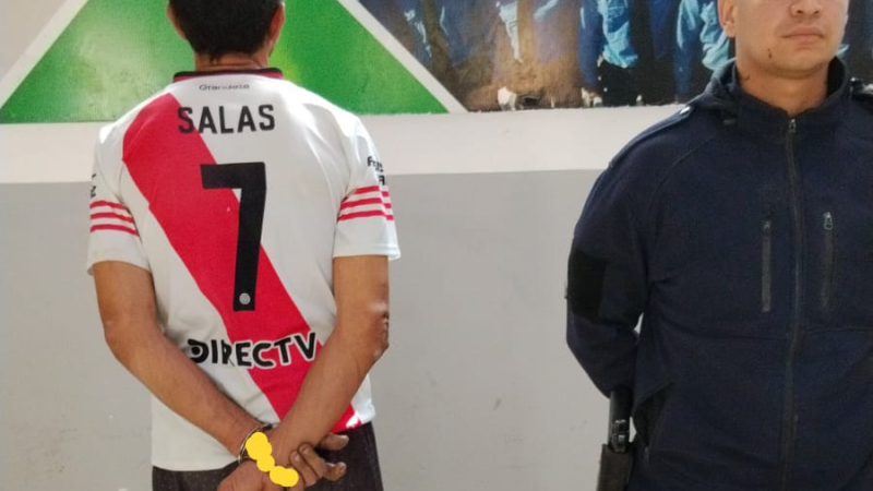 Era golpeada por su pareja, pasó un motociclista y la rescató