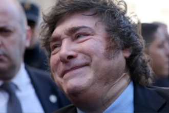 El apósito en el cuello de Milei que preocupó en España y el silencio en Casa Rosada
