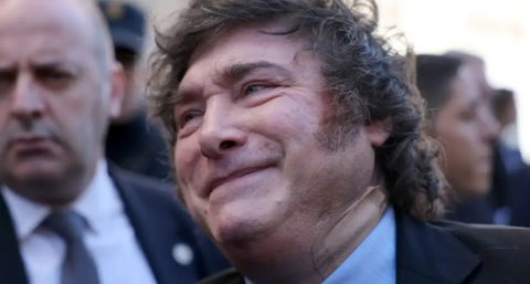 El apósito en el cuello de Milei que preocupó en España y el silencio en Casa Rosada