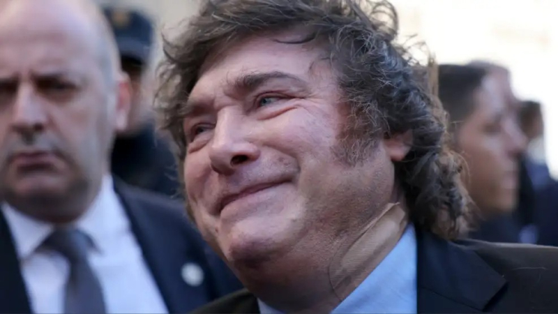 El apósito en el cuello de Milei que preocupó en España y el silencio en Casa Rosada