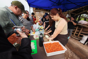 Iglesias preparan comida para 300 personas afectadas por la creciente