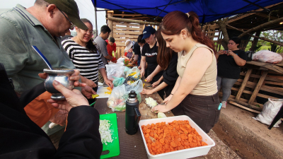 Iglesias preparan comida para 300 personas afectadas por la creciente