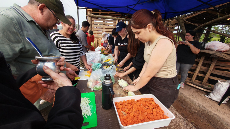 Iglesias preparan comida para 300 personas afectadas por la creciente