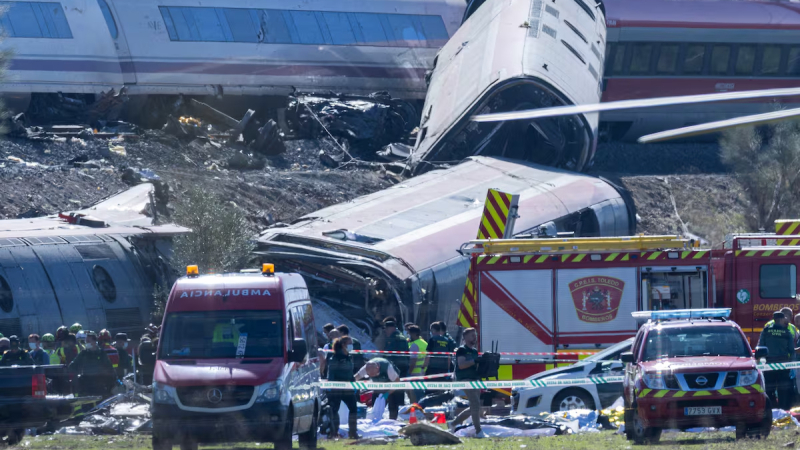 Dos trenes de alta velocidad chocaron en España y hay al menos 64 muertos